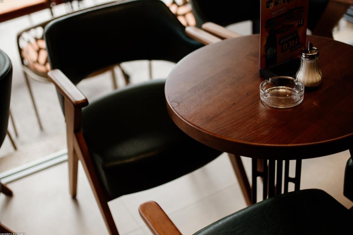 Salon décoré aux tons taupe et terracotta avec canapé en velours et bibliothèque sur mesure